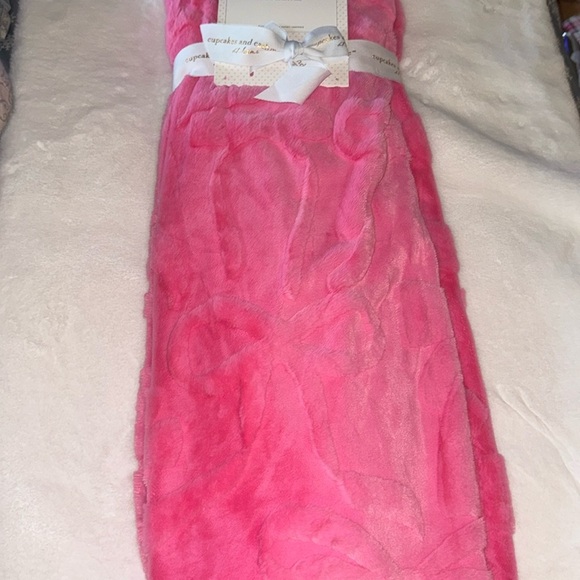 Cupcakes and Cashmere FAUX FUR Pink Bow THROW Blanket - Picture 2 of 6